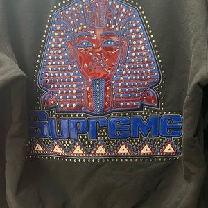Supreme pull over hoodie Medium